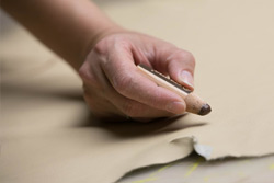 Pflegesessel Produktion, Qualitäts-Sicherung Leder Zuschnitt, handwerkliche Perfektion Pflegesessel Produktion, Qualitäts-Sicherung Leder Zuschnitt, handwerkliche Perfektion