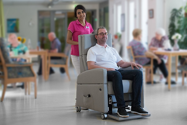 Pflegesessel VIANDOpflege® mit-Rollen, mobil in Senioren-Einrichtung