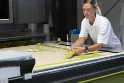 Prloduktion-Pflegesessel-handwerkliche-Perfektion Produktion Pflegesessel - automatisierter Laserzuschnitt, Qualitäts-Sicherung
