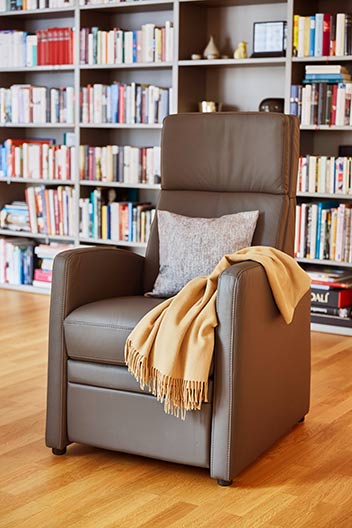 TV-Sessel / Relax-Sessel mit Aufstehhilfe und extralanger Beinauflage zur Erholung / gesundes Sitzen