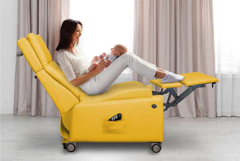 Geburtsklinik: Sessel für Mutter und Baby in Klinik